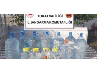 Tokat'ta bir ahırda 195 litre kaçak içki ele geçirildi