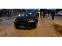 Kamyonet ile otomobilin çarpıştığı kazada 2 kişi yaralandı