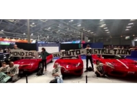 Fransa'da çevreci göstericiler otomobil fuarındaki araçlara ellerini yapıştırdı