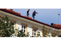 Uşak'ta tamir için çıktığı okulun çatısından düşen kişi öldü