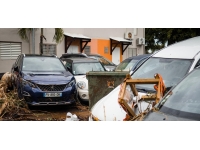 Fransa'da hortum nedeniyle onlarca evin çatısı uçtu