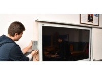 Karabük'te akıllı tahtaları meslek lisesi öğrencileri tamir ediyor