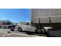 Manisa'da tıra çarpan otomobildeki 3 kişi yaralandı