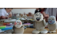 Sahildeki atık malzemeler sanata dönüşüyor