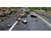 Yola düşen kaya parçaları otomobile zarar verdi