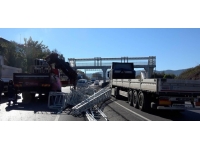 Tırdan düşen malzemeler kazaya yol açtı: 1 yaralı