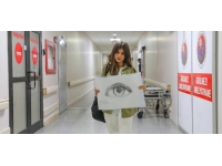 Karanlık dünyasını aydınlatan doktora çizdiği göz resmini hediye etti