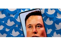 Elon Musk Twitter'ı satın aldığını açıkladı