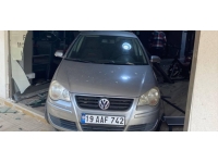 Fren yerine gaza basan sürücü spor salonuna girdi