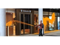 İklim aktivistleri lüks bir mağazanın vitrinini boyadı