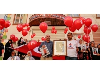 Diyarbakır'da evlat nöbeti tutan aileler Cumhuriyet Bayramı'nı kutladı