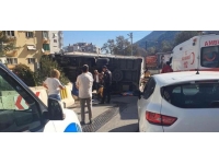İzmir'de freni patlayan kamyon otomobile çarptı: 1 ölü, 6 yaralı