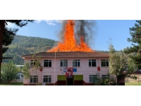 Tokat'ta okulun çatısında çıkan yangın söndürüldü