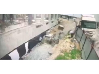 Hafriyat kamyonu inşaata daldı
