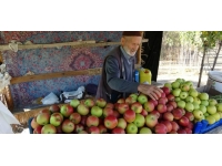 40 yıldır ürettiği sebze ve meyveleri yol kenarına kurduğu tezgahta satıyor