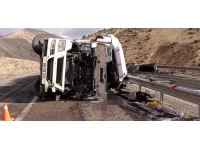 Demir tozu yüklü tır devrildi, sürücüsü hayatını kaybetti