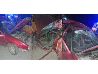 Tokat'ta otomobil duvara çarptı: 1 ölü 2 yaralı