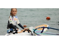 Çağla Kubat'ın kızı Selin rüzgar sörfüyle büyüyor