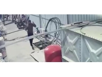 Telefonla konuşurken bodrum kata düştü