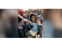 Endonezya'da mucize: 6 yaşındaki çocuk iki gün sonra enkazdan kurtarıldı