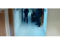 Hırsızların adliyede polisin çantasını çaldığı anlar kamerada