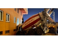 Beton mikseri binaya çarptı