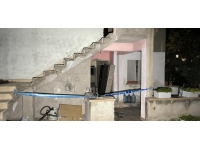 Üzerine demir kapı devrilen kişi öldü