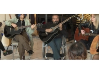 Engelleri gitar çalarak aştı