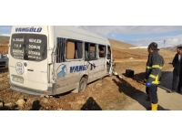 Hakkari'de minibüs ile kamyonet çarpıştı: 10 yaralı
