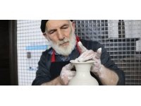 Kütahyalı 65 yaşındaki çini ustası sanatını asırlık çarkta icra ediyor