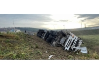 Sakarya'da kontrolden çıkan saman yüklü tır şarampole devrildi