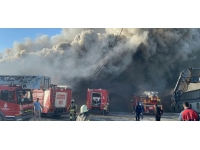 Sultangazi'de fabrikada çıkan yangına müdahale ediliyor