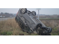 Kırklareli'nde bariyere çarparak takla atan araçtaki 3 kişi yaralandı