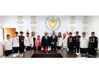 Çavuşoğlu, Haydarpaşa Ticaret Lisesi ve Güzelyurt Meslek Lisesi Mutfak Bölümü öğrencileri ve sorumlu öğretmenlerini kabul etti