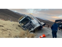 Bingöl'de devrilen tırın sürücüsü hayatını kaybetti