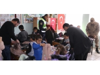 Mehmetçik Ağrı'daki köy çocuklarını kışlık kıyafetlerle mutlu etti