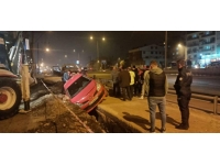 Aracıyla altyapı çalışmaları için açılan çukura düştü