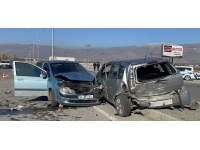 Karabük'te iki otomobilin çarpıştığı kazada 3 kişi yaralandı