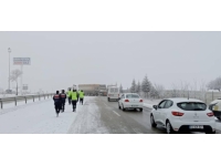 Afyonkarahisar'da kayan tırdan dolayı trafik tek şeritten sağlandı