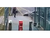 Otomobil tramvay durağına çarptı