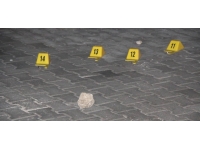 Manisa'daki silahlı kavgada bina ve araçlara mermi isabet etti