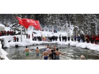 Rize'de 1700 rakımdaki gölde yüzme şenliği yapıldı