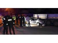 Park halindeki tıra çarpan otomobilin sürücüsü hayatını kaybetti