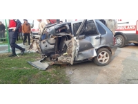 Sakarya'da durağa çarpan otomobil ikiye bölündü