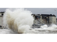 Fransa'da kasırga nedeniyle 23 bölgede turuncu alarm verildi