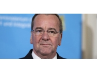 Almanya'da Savunma Bakanlığı'na 2013'ten beri ilk kez erkek bakan atandı