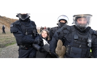 Aktivist Greta Thunberg, Almanya'da çevrecilerle birlikte gözaltına alındı