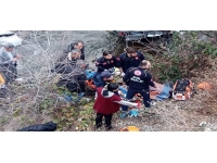 Artvin’de dereye düşen otomobildeki 3 kişiyi ekipler kurtardı