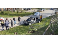 Samsun'da devrilen otomobildeki 3 genç yaralandı
