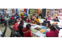 Ayancık'ta üniversite öğrencileri çocuklar için atkı ve bere ördü